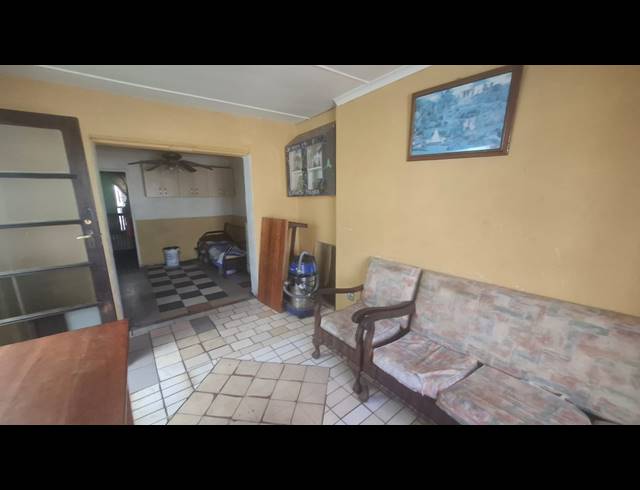 2 BEDROOM FREEHOLD FOR SALE IN LENTEGEUR